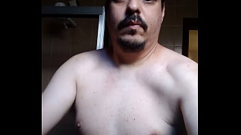 Homem batendo mostrando seu corpo