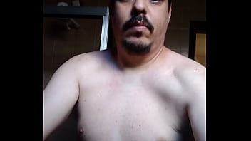 Homem batendo mostrando seu corpo Homem batendo mostrando seu corpo