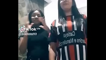 Mãe e filha rebolando