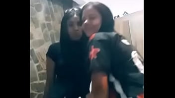 Mãe e filha rebolando