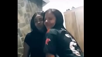 Mãe e filha rebolando