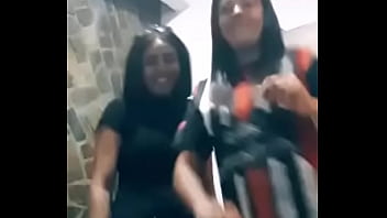 Mãe e filha rebolando