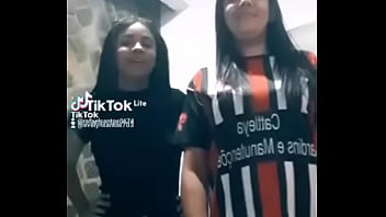 Mãe e filha rebolando