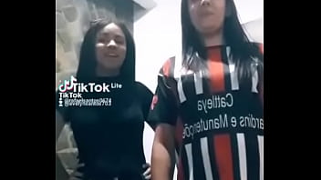 Mãe e filha rebolando