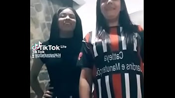 Mãe e filha rebolando