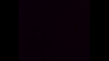 Neguinha bunduda sentando