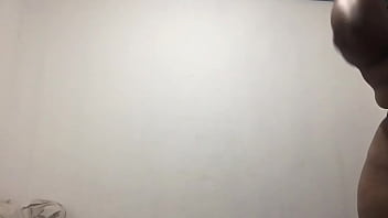 Morena com brinquedo