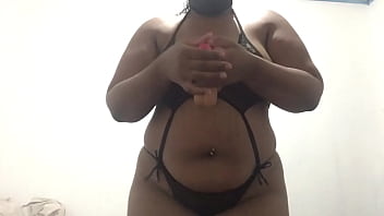 Morena com brinquedo