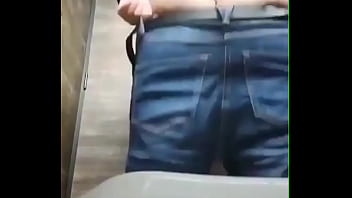 Coloquei uma câmera escondida no banheiro da empresa