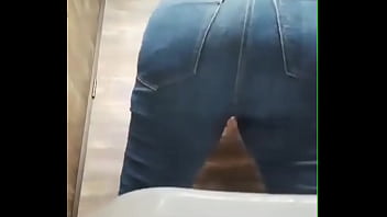 Coloquei uma câmera escondida no banheiro da empresa