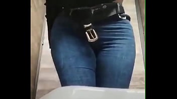 Coloquei uma câmera escondida no banheiro da empresa