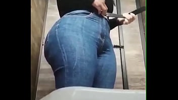 Coloquei uma câmera escondida no banheiro da empresa