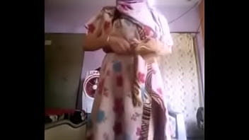 Novinha árabe fazendo strip