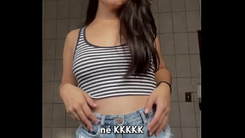 Shorts jeans regata justa e muita vontade – debora mendes se exibe e goza sozinha no banheiro