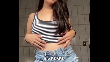 Shorts jeans regata justa e muita vontade – debora mendes se exibe e goza sozinha no banheiro