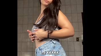 Shorts jeans regata justa e muita vontade – debora mendes se exibe e goza sozinha no banheiro