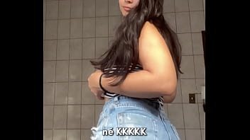 Shorts jeans regata justa e muita vontade – debora mendes se exibe e goza sozinha no banheiro