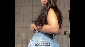 Shorts jeans regata justa e muita vontade – debora mendes se exibe e goza sozinha no banheiro