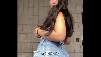 Shorts jeans regata justa e muita vontade – debora mendes se exibe e goza sozinha no banheiro