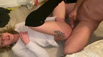 Jeune blonde se fait prendre son petit cul par une grosse bite Jeune blonde se fait prendre son petit cul par une grosse bite