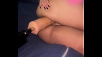 Novinha pediu pra ser arrombada pela máquina e não aguentou young girl asked to be fucked by the machine and couldn't handle it