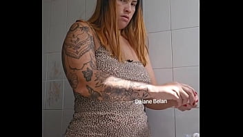 Usando um shortinho socado na buceta