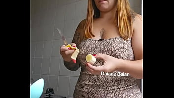 Usando um shortinho socado na buceta