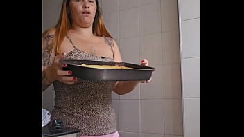 Usando um shortinho socado na buceta