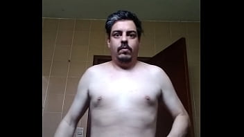 Homem se mostrando pra câmera sem camisa Homem se mostrando pra câmera sem camisa