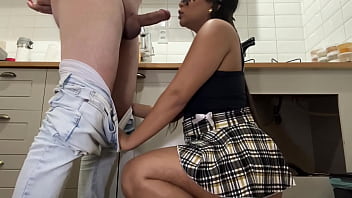 Empregada gostosa vem com saia para me provocar em busca de aumento e não aguentei
