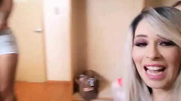 Por aquí en las i instalaciones de #televisa junto a barbaramontxxx y renatamendozax