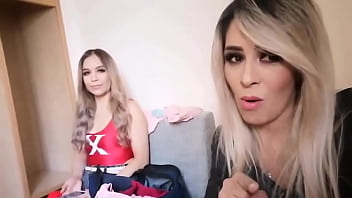 Por aquí en las i instalaciones de #televisa junto a barbaramontxxx y renatamendozax