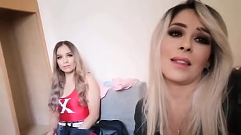 Por aquí en las i instalaciones de #televisa junto a barbaramontxxx y renatamendozax