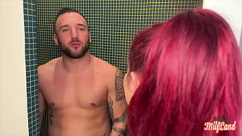 Sally rouquine coquine aime se faire combler le fiak