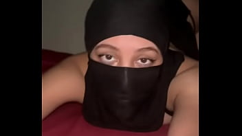 Muslim ass show in hijab – naughty arab girl bounces butt and plays with her juicy booty