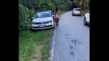 Filmada pela namorada na praia