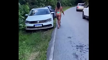 Filmada pela namorada na praia