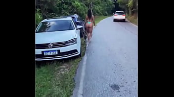 Filmada pela namorada na praia