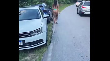 Filmada pela namorada na praia