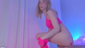 Tranny Shows Her Ass While Dancing thumbnail