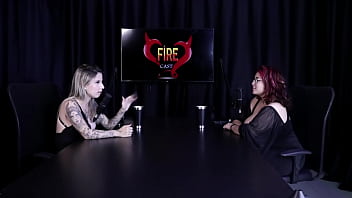 Loira passa creme nos enormes peitos da convidada e a chupa depois dela dizer que não é só vender uma foto por dinheiro melitta coffee watch sheer red