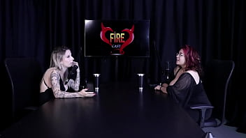 Loira passa creme nos enormes peitos da convidada e a chupa depois dela dizer que não é só vender uma foto por dinheiro melitta coffee watch sheer red