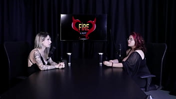 Loira passa creme nos enormes peitos da convidada e a chupa depois dela dizer que não é só vender uma foto por dinheiro melitta coffee watch sheer red