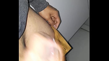 Carol no banheiro da escola