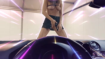 My striptease in a mask on a car at the wash