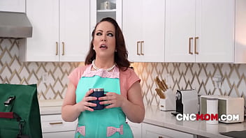 Curvy freeuse wifey packs his lunch while he fucks her standing everyday