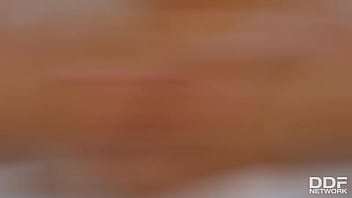 Foamy solo babe fluffs her muff in the tub