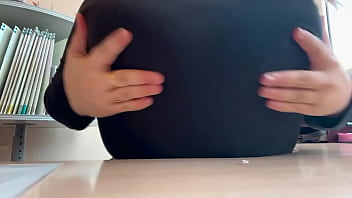 Mes gros seins jeté sur le bureau