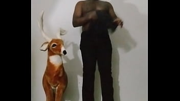 How to make my arms look bigger like the size of my legs for free while spreading anus