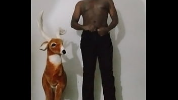 How to make my arms look bigger like the size of my legs for free while spreading anus